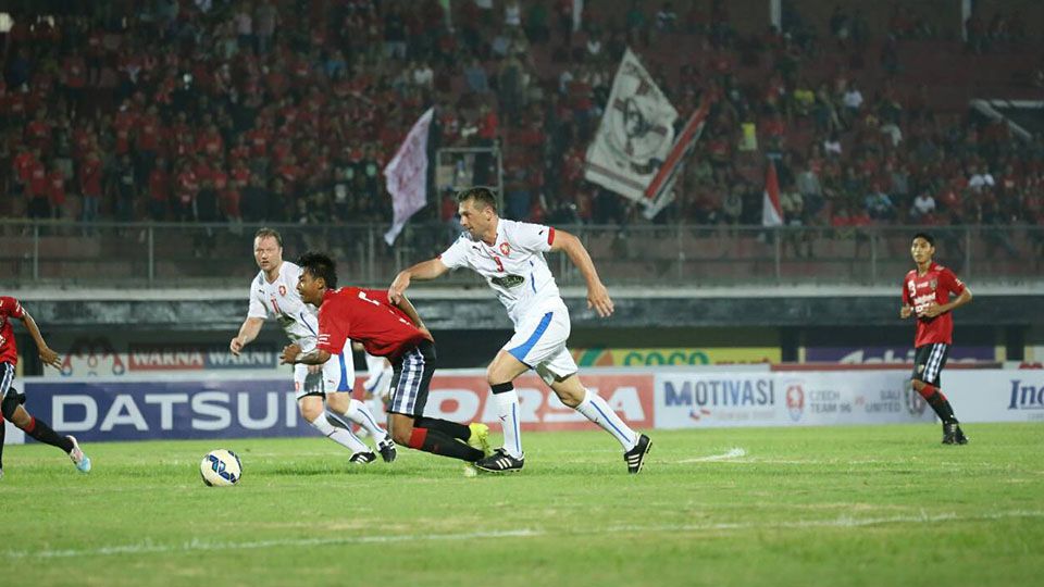 Bali United saat jalani laga eksebisi kontra tim Ceko 96. Copyright: &copy; Ian Setiawan/Indosport